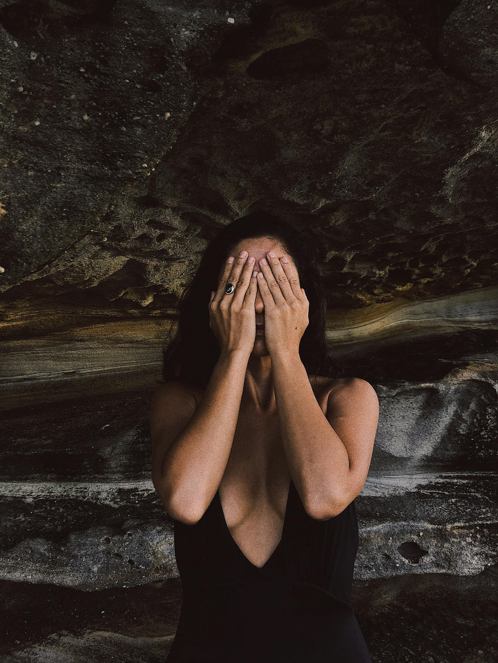 女子花三万整容遭遇意外，眼球眼角被缝一起