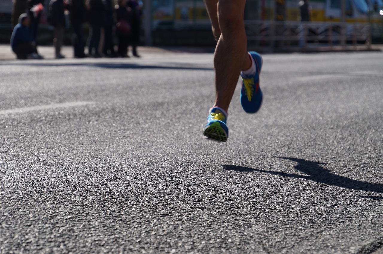 女子带娃遭遇大风困局，两男子英勇接力解救